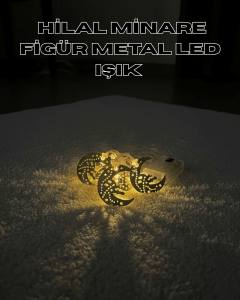 Gold Renk Metal Minareli Hilal LED Işık Pilli Ramazan Süsü