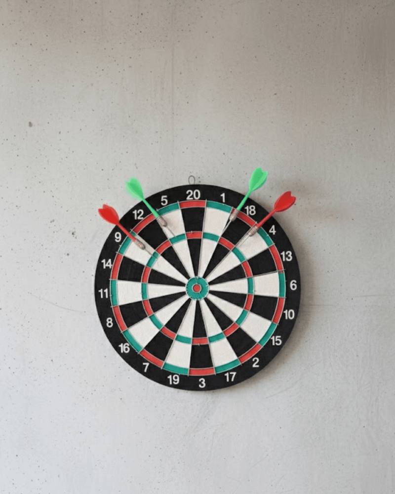 17 İnç Profesyonel Dart Tahtası Dayanıklı Yapı ve 4 Metal Dart Oku