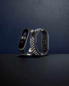 Xiaomi Mi Band 4 Spor Delikli Kordon - Siyah-beyaz